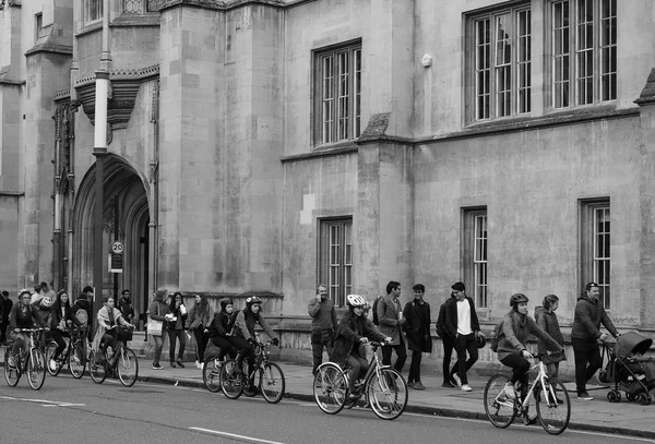 Cambridge Ngiltere Ekim 2018 Yaklaşık Bisikletler Şehir Merkezinde Bir Taşıma — Stok fotoğraf