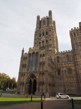 Ely Katedrali (eski St Etheldreda kilisesi ve Aziz Peter ve Kutsal ve Bölünmez Üçlemeci Kilisesi), İngiltere 'nin Ely kentinde yer alır.