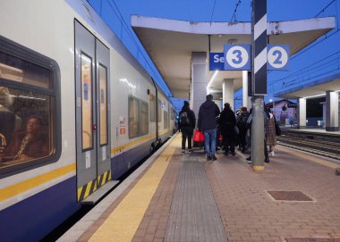Settimo Torinese, İtalya - yaklaşık Aralık 2018: Settimo tren istasyonunda gece