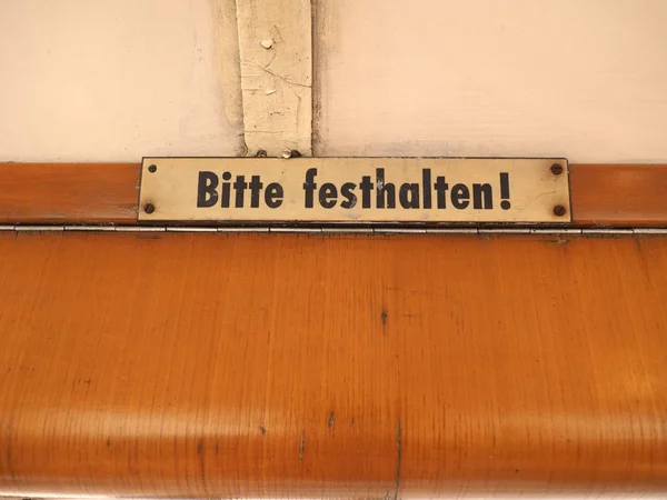 ビンテージのドイツ路面電車をサインオン Bitte Festhalten 意味してくださいを抱きしめて — ストック写真