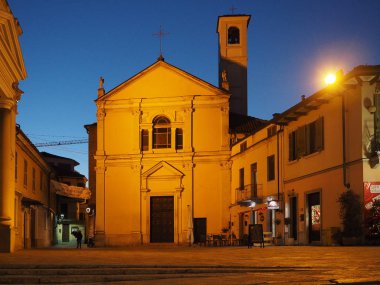 Settimo Torinese, İtalya - yaklaşık Aralık 2018: Santa Croce (Holy Cross anlamına gelir) kilise gece