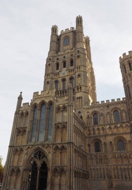 Ely Katedrali (eski St Etheldreda kilisesi ve Aziz Peter ve Kutsal ve Bölünmez Üçlemeci Kilisesi), İngiltere 'nin Ely kentinde yer alır.
