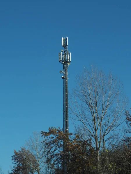 蜂窝天线塔和电子无线电收发设备部分蜂窝网络 — 图库照片