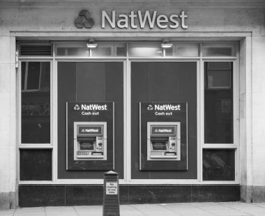 Cambridge, İngiltere - Ekim 2018 yaklaşık: Natwest banka Mağazası ile Atm siyah beyaz