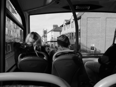 Cambridge, İngiltere - Ekim 2018 yaklaşık: Çift katlı otobüs toplu taşıma siyah beyaz