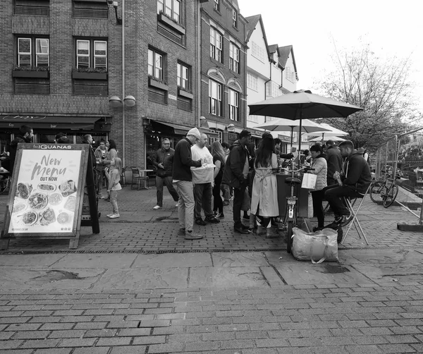 Cambridge Storbritannien Circa Oktober 2018 Människor Centrum Svart Och Vitt — Stockfoto