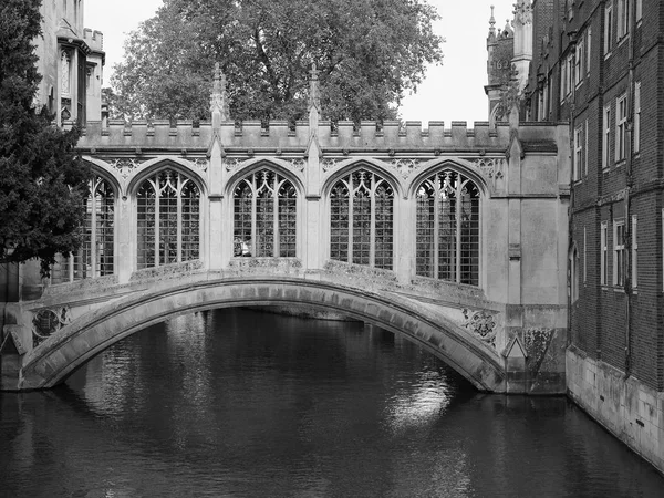 ケンブリッジ イギリス 2018年 月年頃 黒と白のセント ジョンズ大学でケム川にため息の橋 — ストック写真