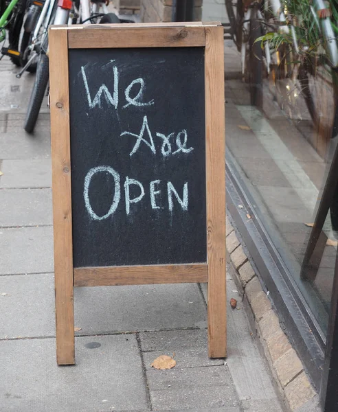 Zijn Open Teken Een Schoolbord — Stockfoto