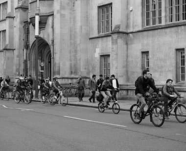 Cambridge, İngiltere - Ekim 2018 yaklaşık: Bisikletler şehir merkezinde, bir en taşıma siyah beyaz kullanılan