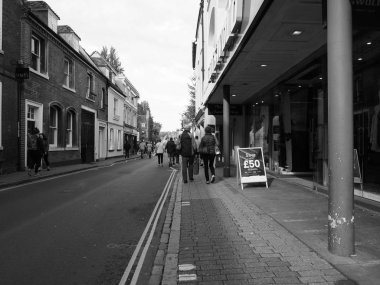 Cambridge, İngiltere - Ekim 2018 yaklaşık: İnsanlar siyah beyaz şehir merkezinde