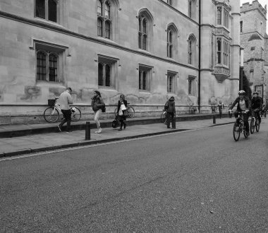 Cambridge, İngiltere - Ekim 2018 yaklaşık: Bisikletler şehir merkezinde, bir en taşıma siyah beyaz kullanılan