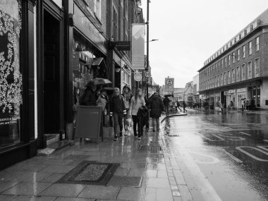 Cambridge, İngiltere - Ekim 2018 yaklaşık: yağmurlu gün Cambridge şehir merkezinde siyah beyaz