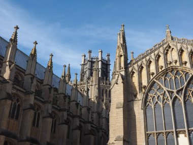 Ely Katedrali (eski St Etheldreda kilisesi ve Aziz Peter ve Kutsal ve Bölünmez Üçlemeci Kilisesi), İngiltere 'nin Ely kentinde yer alır.