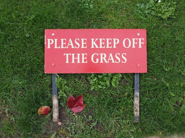 Por Favor Afaste Placa Relva Num Prado — Fotografia de Stock