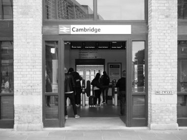 Cambridge, İngiltere - Ekim 2018 yaklaşık: Cambridge Tren İstasyonu siyah beyaz