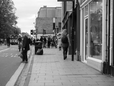 Cambridge, İngiltere - Ekim 2018 yaklaşık: İnsanlar siyah beyaz şehir merkezinde