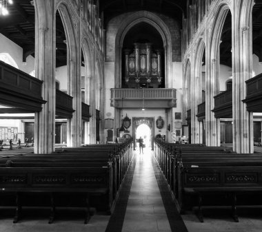 Cambridge, İngiltere - Ekim 2018 yaklaşık: Büyük St Mary's kilisede siyah ve beyaz