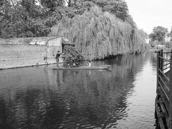 白と黒のケム川パンティング ケンブリッジ イギリス 2018年 月年頃 — ストック写真