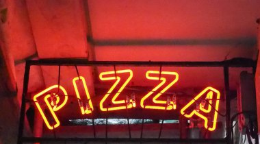 Kırmızı neon bir pizzacı Pizza iz