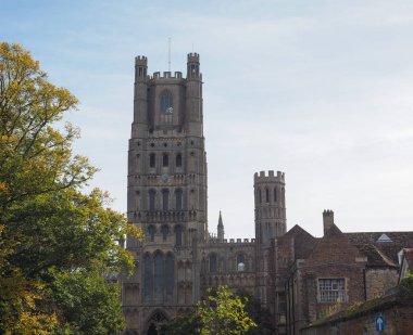 Ely Katedrali (eski St Etheldreda kilisesi ve Aziz Peter ve Kutsal ve Bölünmez Üçlemeci Kilisesi), İngiltere 'nin Ely kentinde yer alır.
