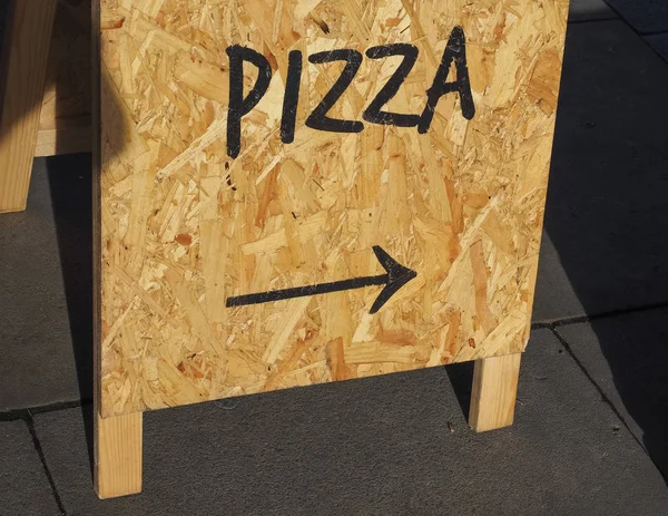 Знак Пиццы Стрелкой Деревянной Доске — стоковое фото