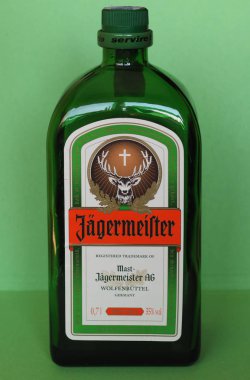 Berlin, Almanya - yaklaşık Aralık 2018: Jaegermeister ot likör şişesi