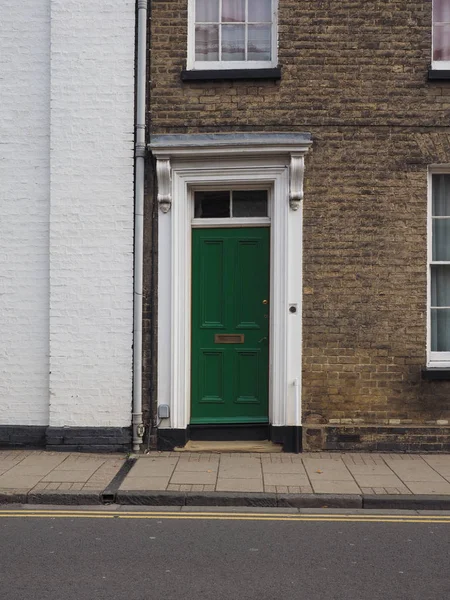Ngiliz Evinin Geleneksel Yeşil Giriş Kapısı — Stok fotoğraf