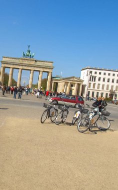 Berlin, Almanya - Nisan 2010 yaklaşık: Turist Pariser Platz'a Brandenburg Kapısı, çarpık ufuk otantik göz önünde