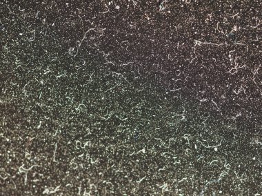 Koyu arkaplan üzerinde beyaz toz parçacıkları