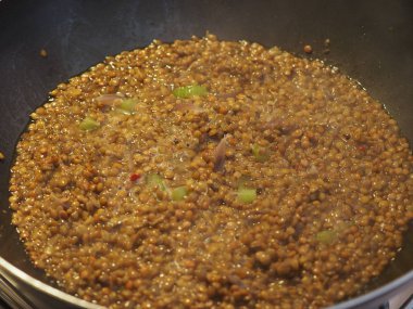 Mercimek pişirmek sebze ve vejetaryen yemekleri karıştırır.