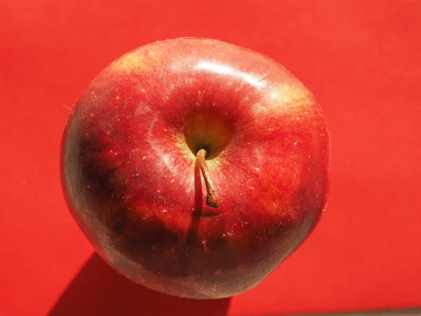 赤いりんご マルス ドメスティカ フルーツベジタリアンフード — ストック写真