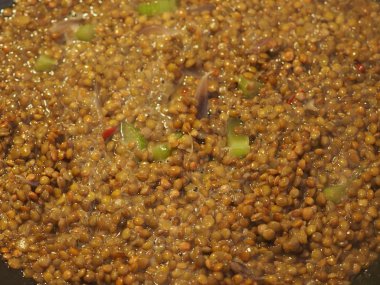 Mercimek pişirmek sebze ve vejetaryen yemekleri karıştırır.