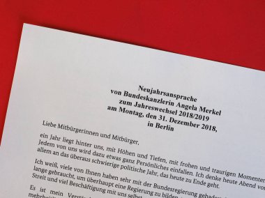 Berlin, Almanya - 31 Aralık 2019: Neujahrsansprache von Bundeskanzlerin Angela Merkel (anlam yılbaşı konuşmasından Almanya Başbakanı Angela Merkel)