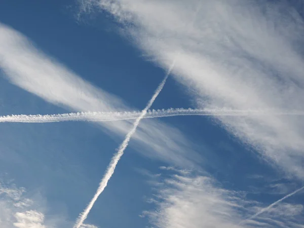 青い空に飛行機の蒸気道 別名コンデンテーション トレイルの略 — ストック写真