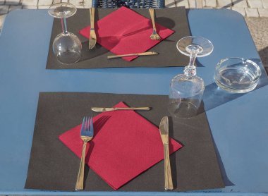 İki çatal bıçak ve cam ile koydu masa