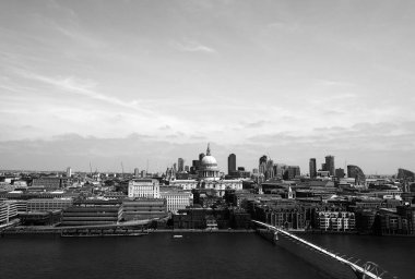 Londra'da Thames Nehri panoramik görünümü siyah beyaz