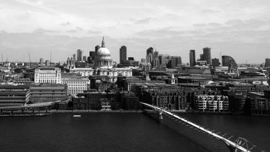Londra'da Thames Nehri panoramik görünümü siyah beyaz