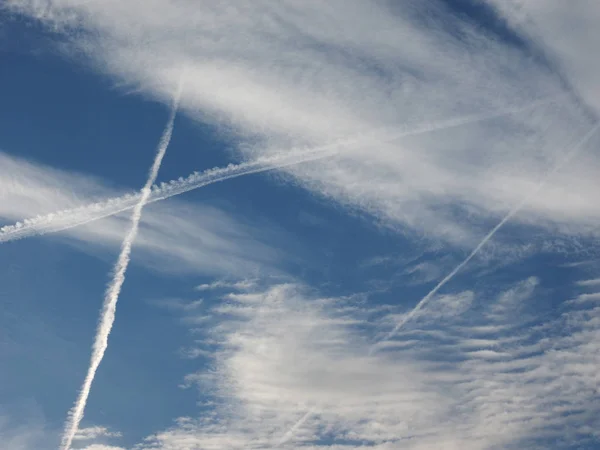 Mavi Gökyüzü Uçak Buhar Izleri Diğer Adıyla Kontrastlar Yoğunlaşma Izlerinin — Stok fotoğraf