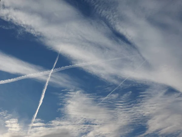 青い空に飛行機の蒸気道 別名コンデンテーション トレイルの略 — ストック写真