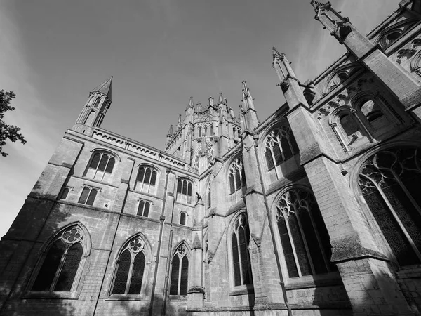 白と黒のエリー 英国でイーリー大聖堂 旧教会の エセルドレーダと聖ペテロと聖の教会と分割されていない三位一体 — ストック写真