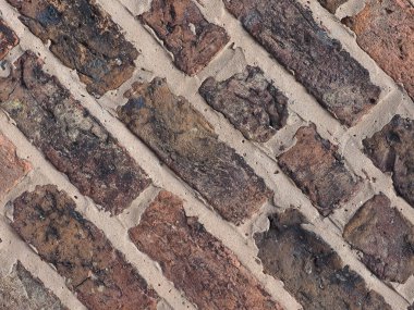 kırmızı tuğla çapraz çinileri ile arka plan olarak yararlı duvar