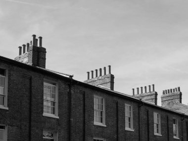 Satır geleneksel İngiliz evleri, mavi gökyüzü, siyah beyaz kırmızı tuğla