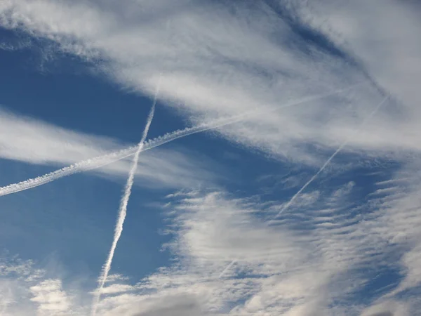 青い空に飛行機の蒸気道 別名コンデンテーション トレイルの略 — ストック写真