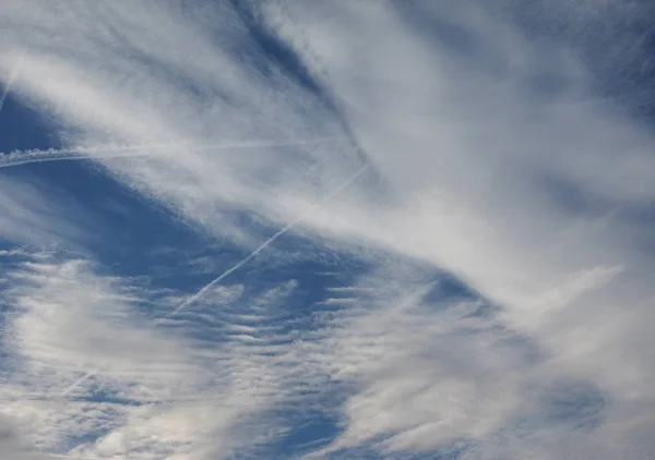 Blauwe Lucht Met Vlakke Dampsporen Aka Contrails Afkorting Van Condensatieroutes — Stockfoto