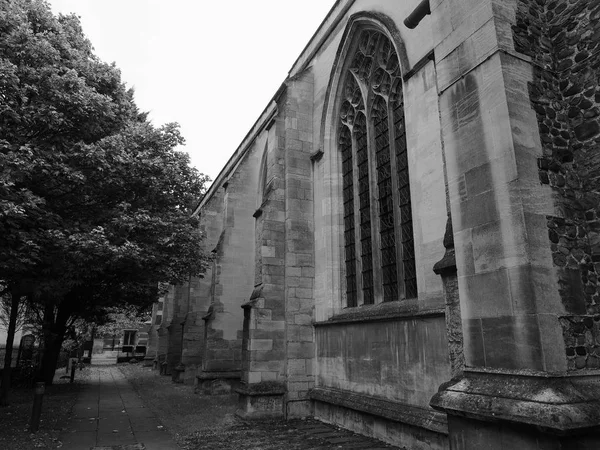 黒と白で 英国ケンブリッジでの少しの聖マリア教会 — ストック写真