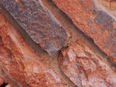 kırmızı tuğla çapraz çinileri ile arka plan olarak yararlı duvar