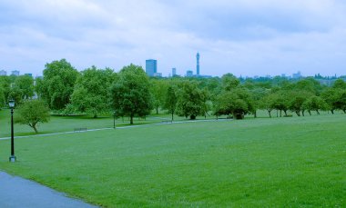 Primrose Hill Parkı'ndan görülen Londra manzarası