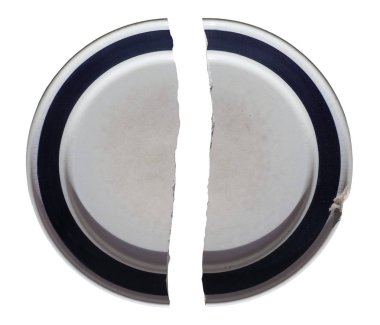 Kırık tabak beyaz arkaplanda izole edildi