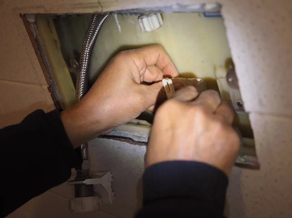 Plumber Repairing Toilet Tank Modern — Stock Photo, Image