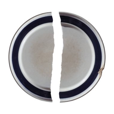 Kırık tabak beyaz arkaplanda izole edildi